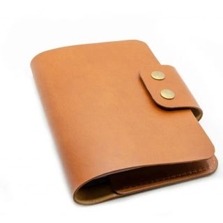 Kožené pouzdro LEON Samozřejmě kožené, ideální pro člověka, který má rád jednoduchost a funkčnost. Nebo třeba pro turisty...